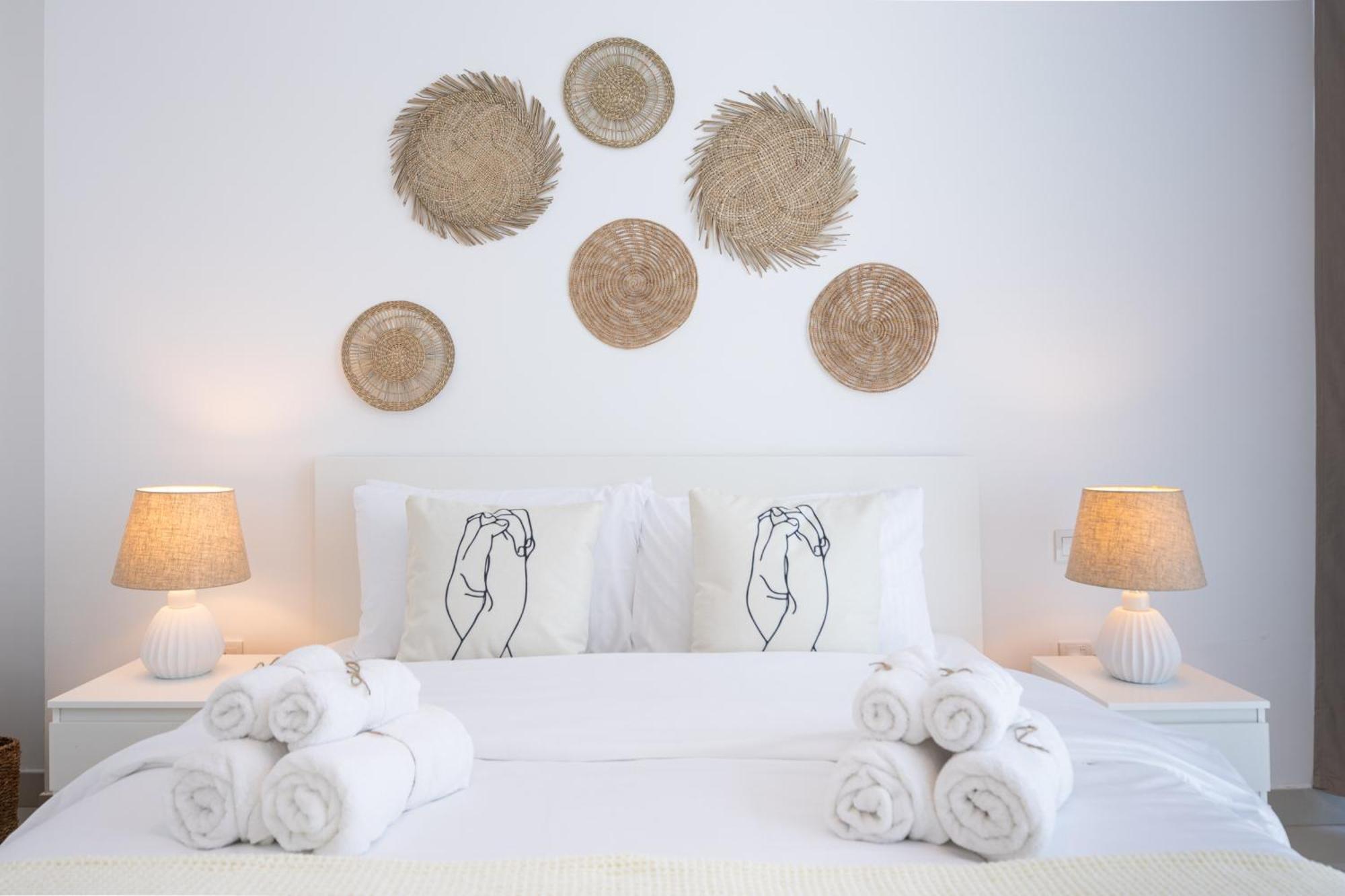 Apartment Waves Homes - Charming With Balcony, Minutes From The *