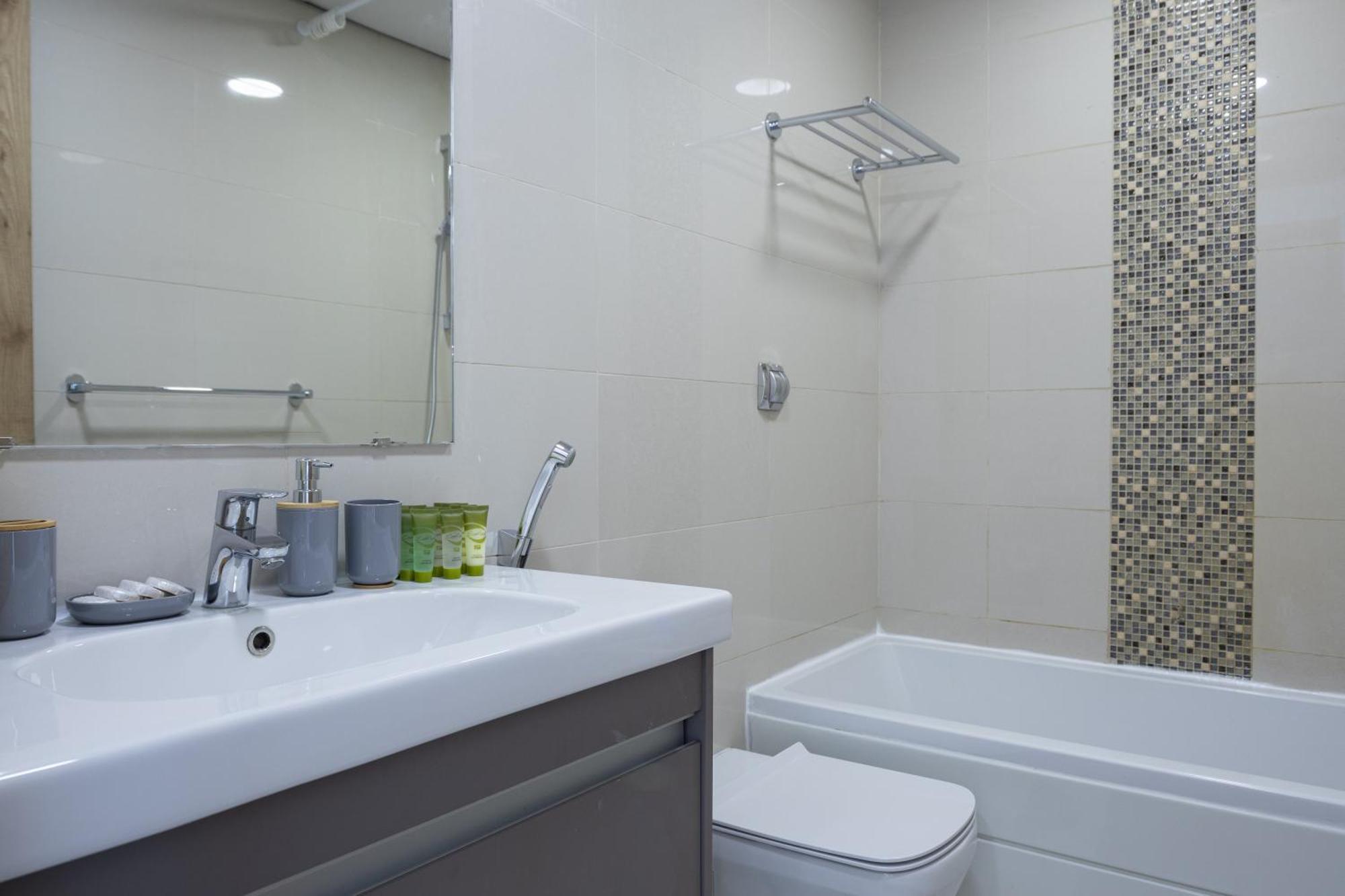 Waves Homes - Charming With Balcony, Minutes From The Apartment Dubai