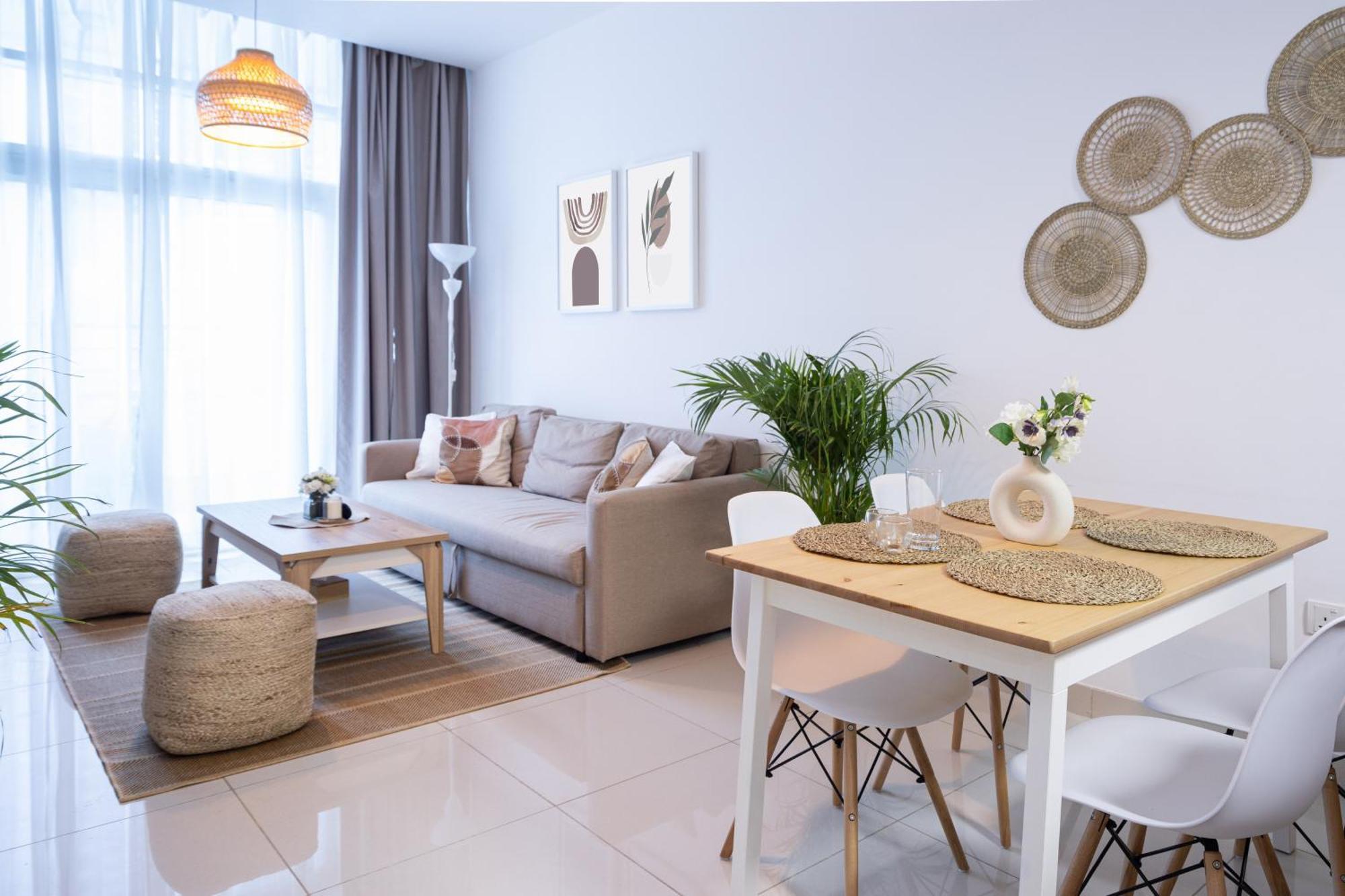 Waves Homes - Charming With Balcony, Minutes From The Apartment *