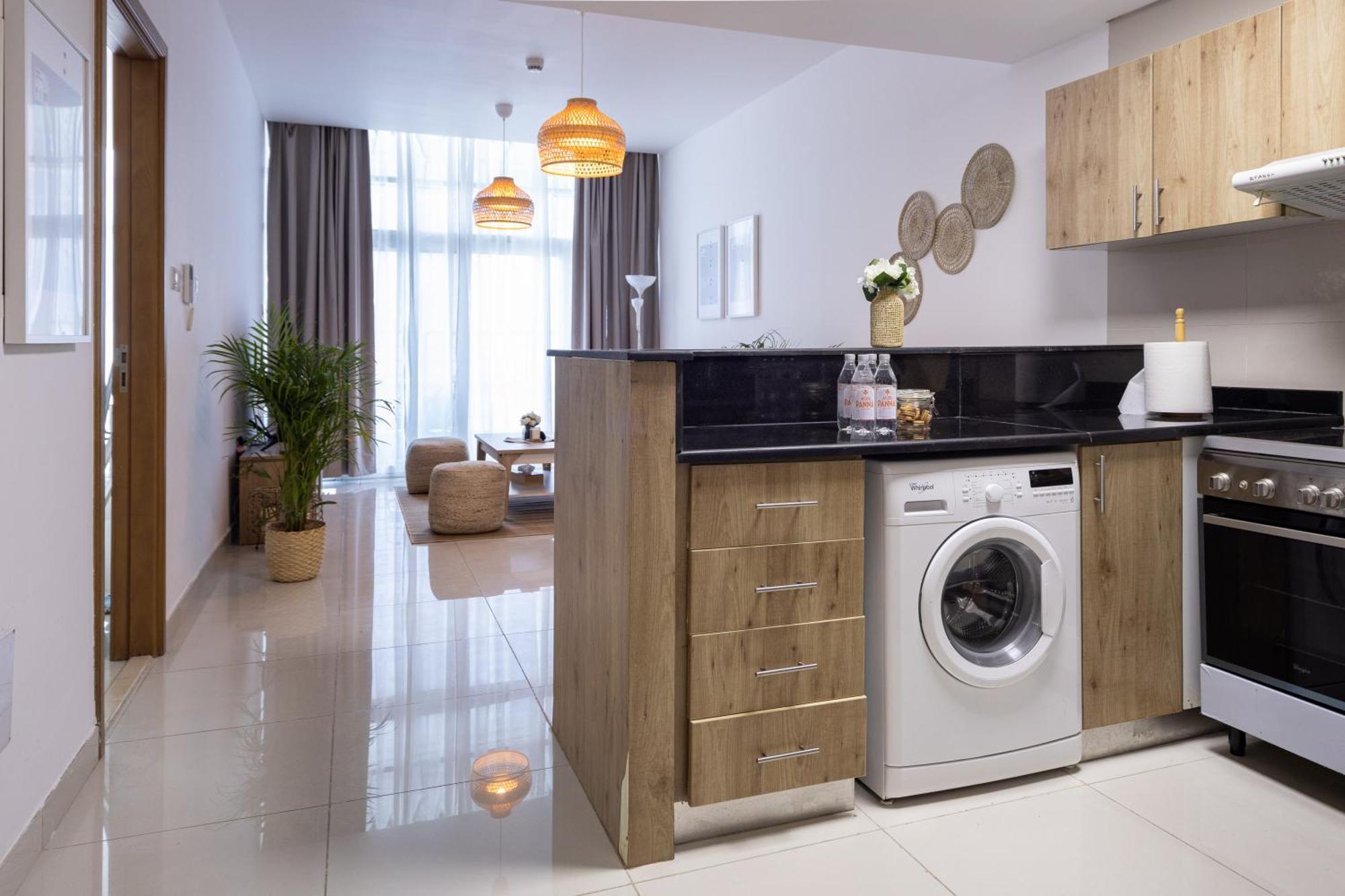 Waves Homes - Charming With Balcony, Minutes From The Dubai