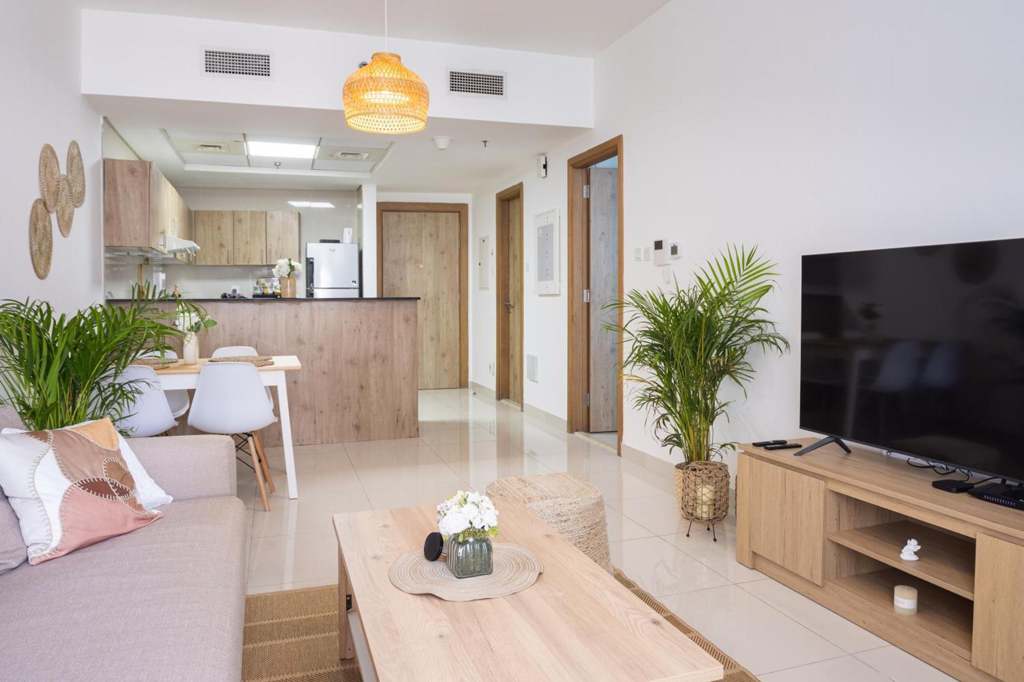 Waves Homes - Charming With Balcony, Minutes From The *