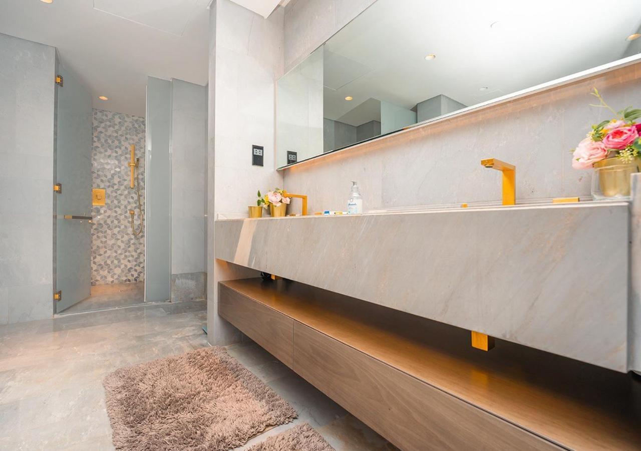Five Palm Luxury Living Apartment