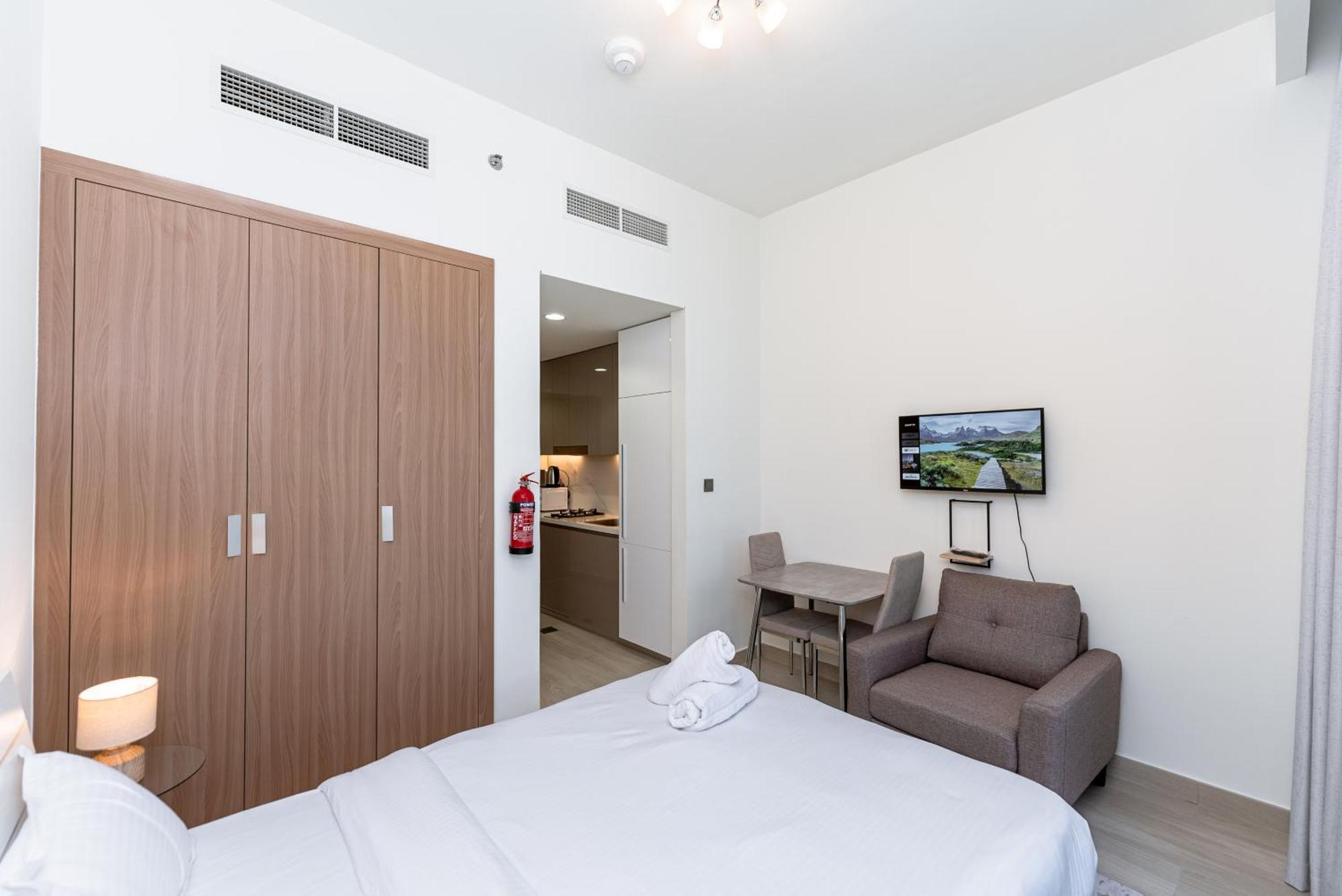 Daire Charming Furnished In Meydan, By Bhavan *