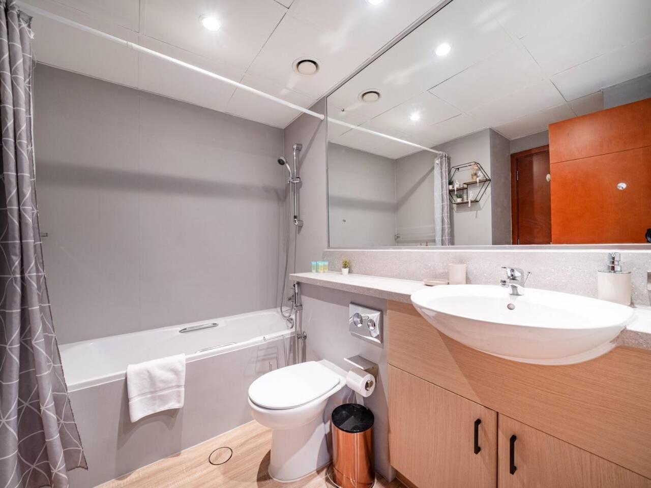 Stylish One Bedroom Sanctuary In The Greens *