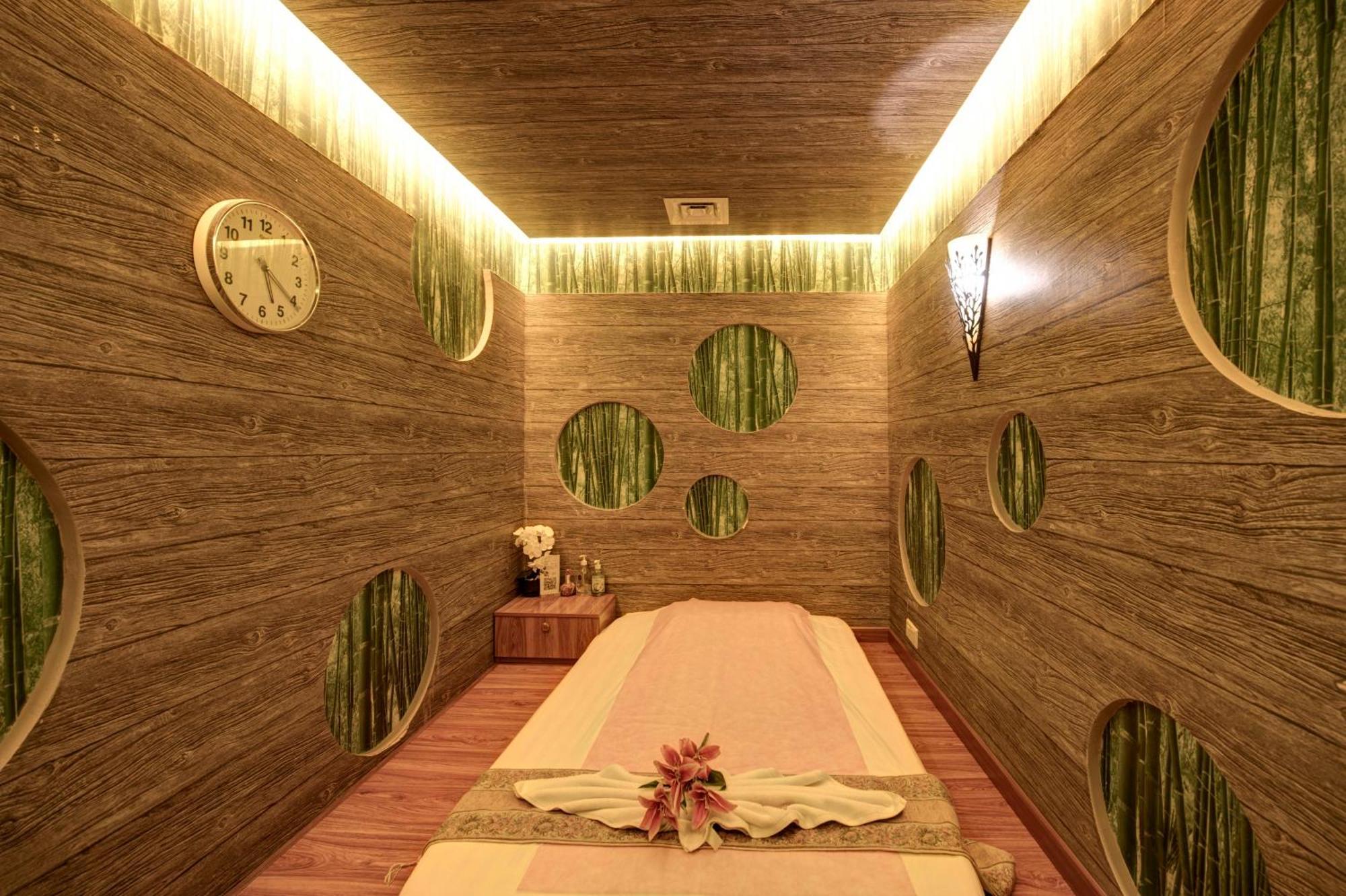 Lotus Grand