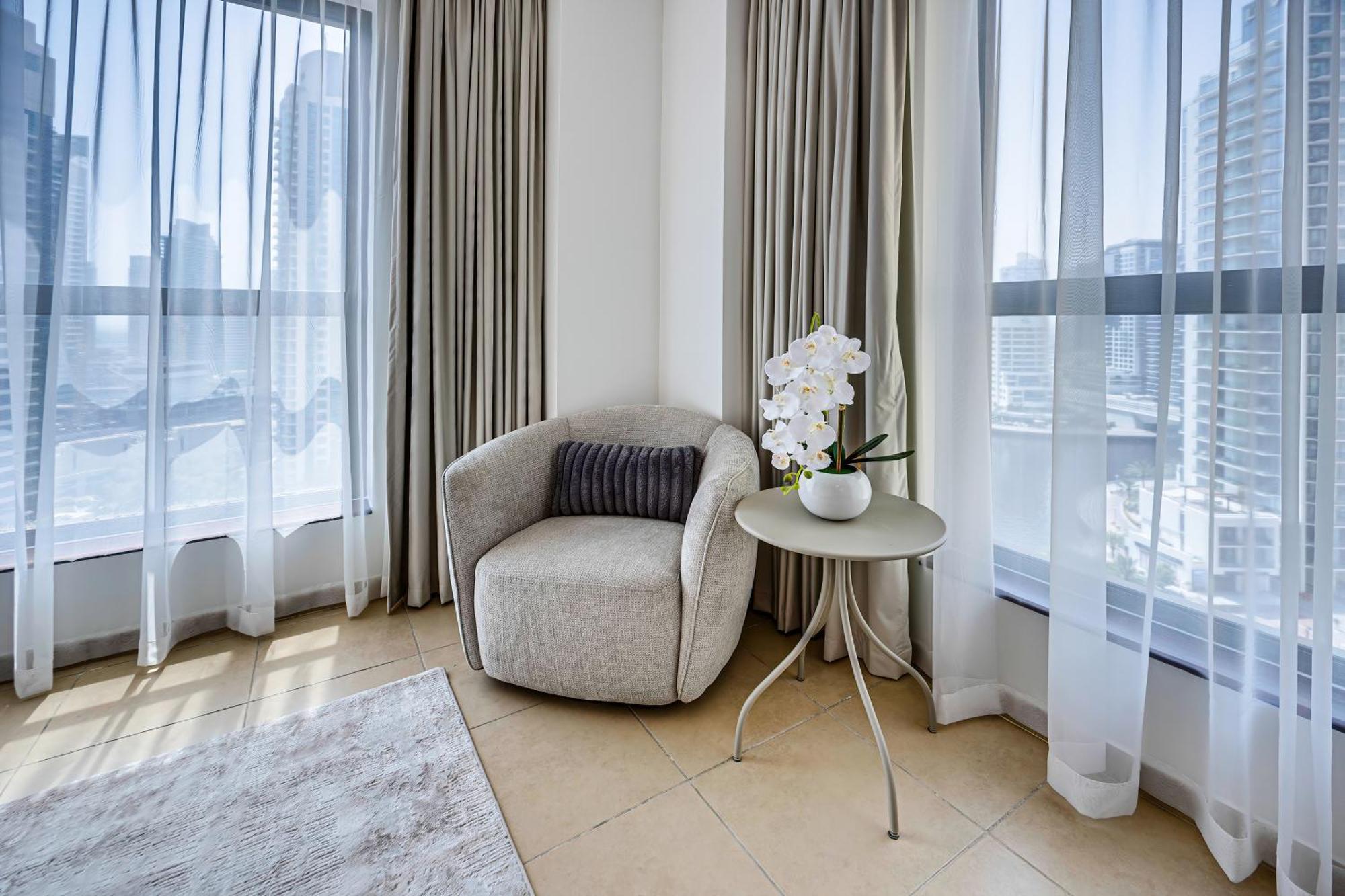 Stylish 2br Just Minutes From * Dubai
