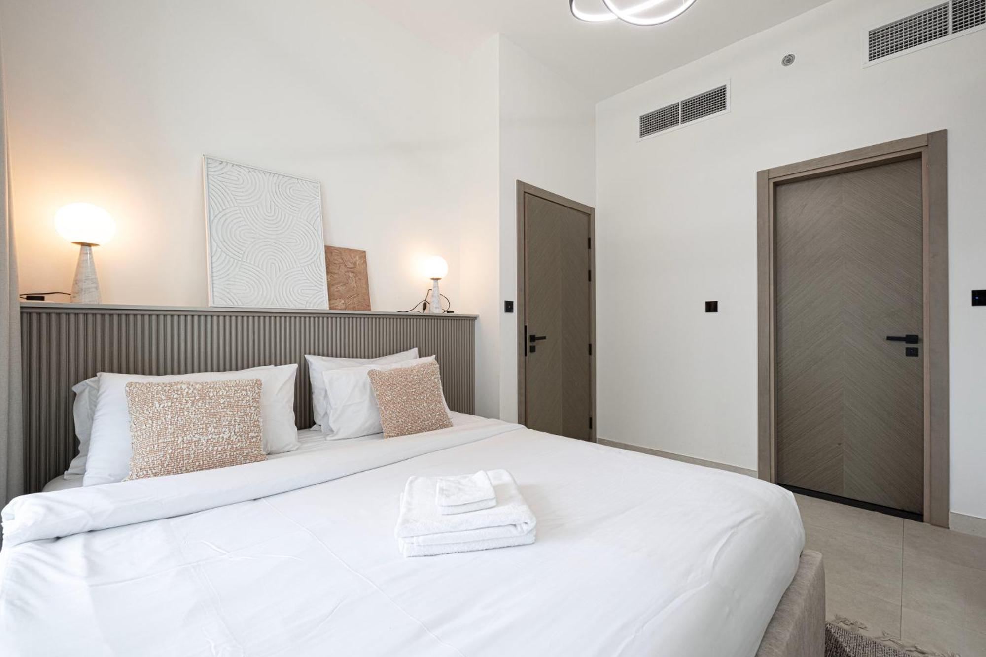 Binghatti Luxury - 5 Minutes From Burj Khalifa Apartment *