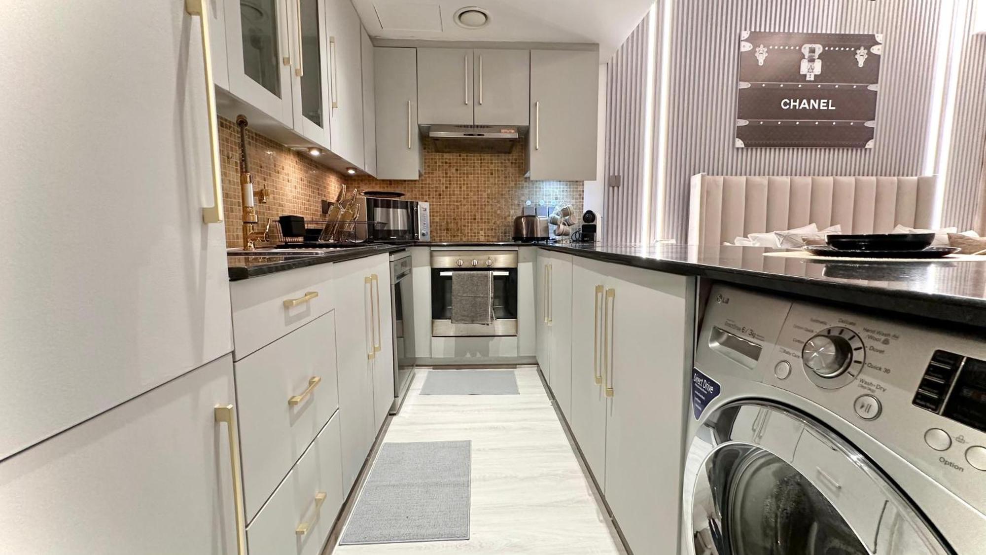 Luxury Large In The Heart Of Close To Mall And Burj Khalifa
