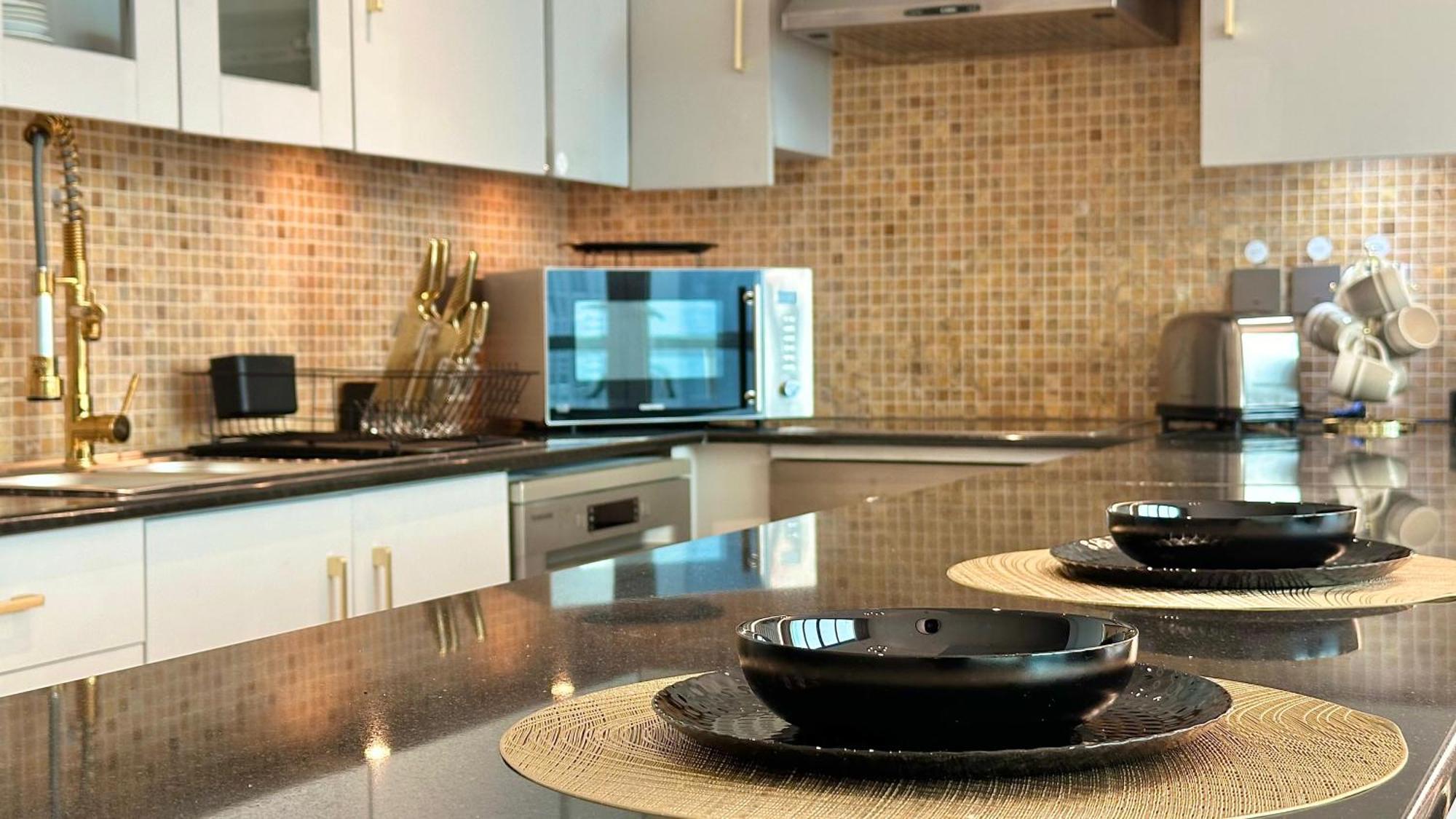 Luxury Large In The Heart Of Close To Mall And Burj Khalifa Apartment *