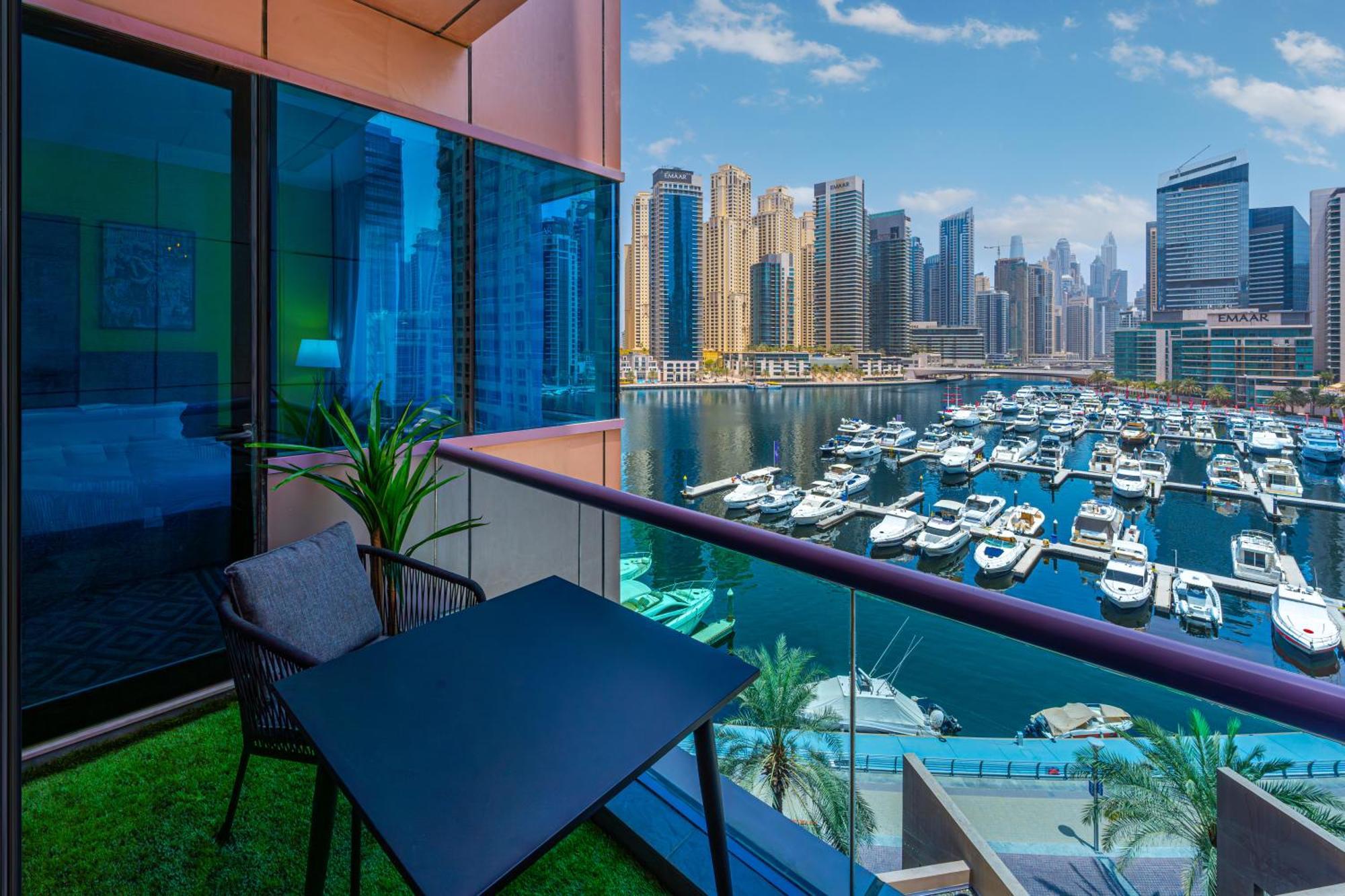 Savis Homes- Modern & Stylish Marina View Apartment *