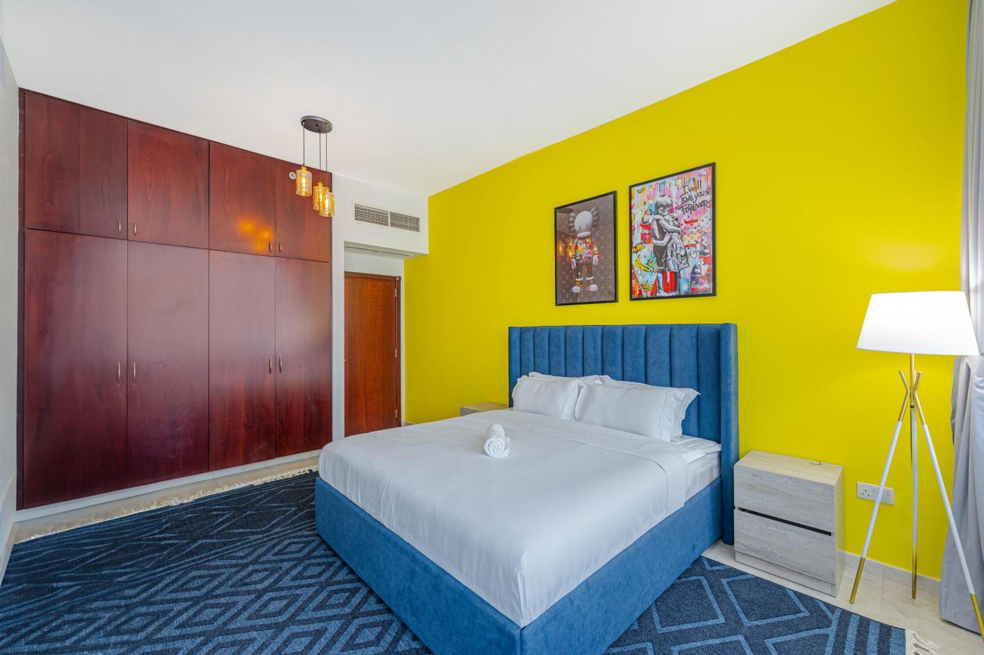 Savis Homes- Modern & Stylish Marina View Apartment