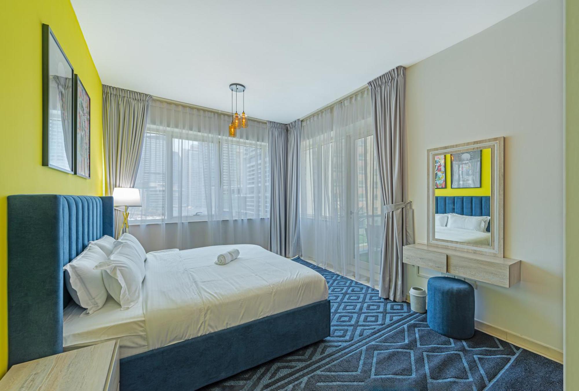 Savis Homes- Modern & Stylish Marina View Apartment