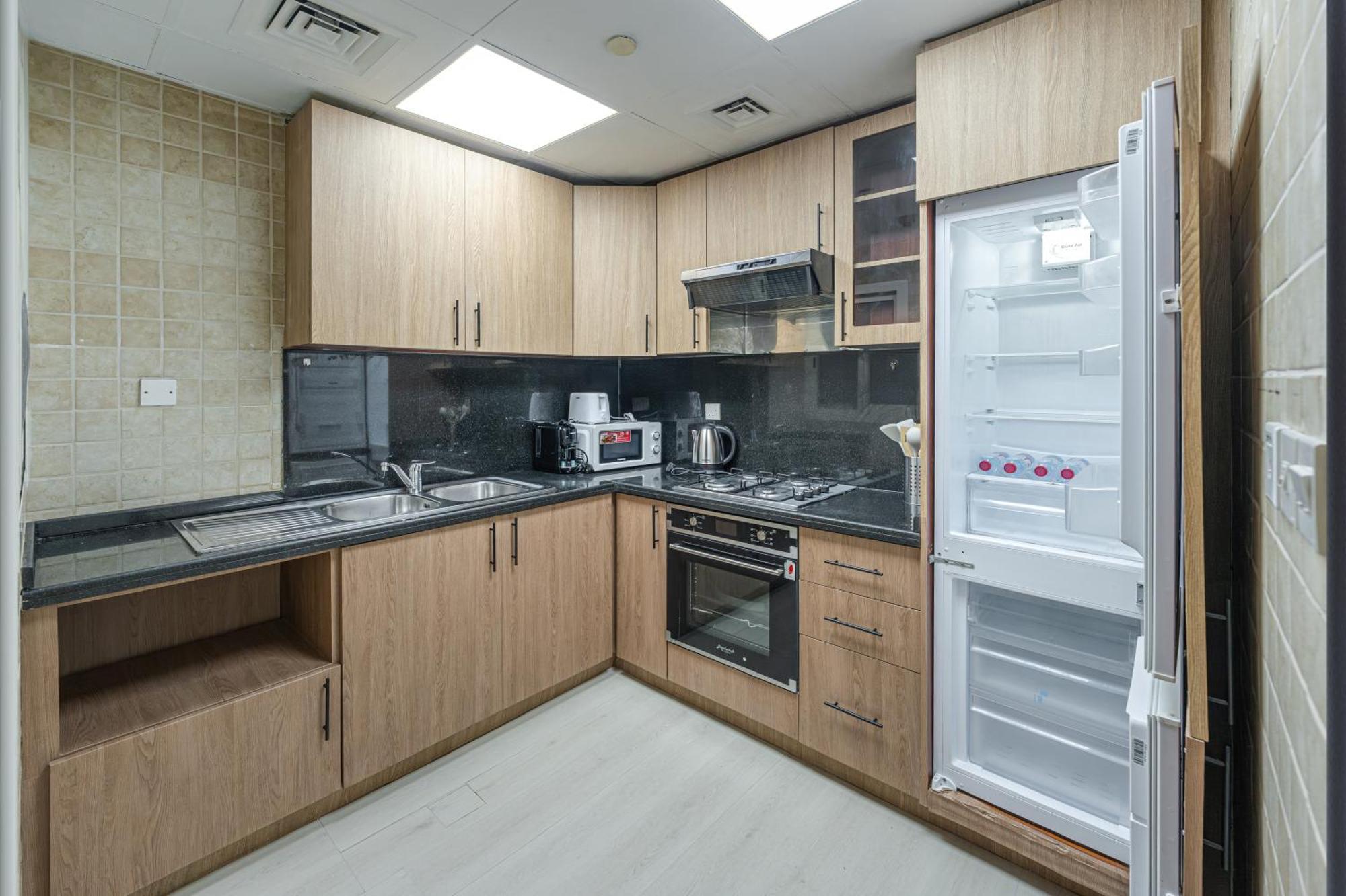 Savis Homes- Modern & Stylish Marina View Apartment