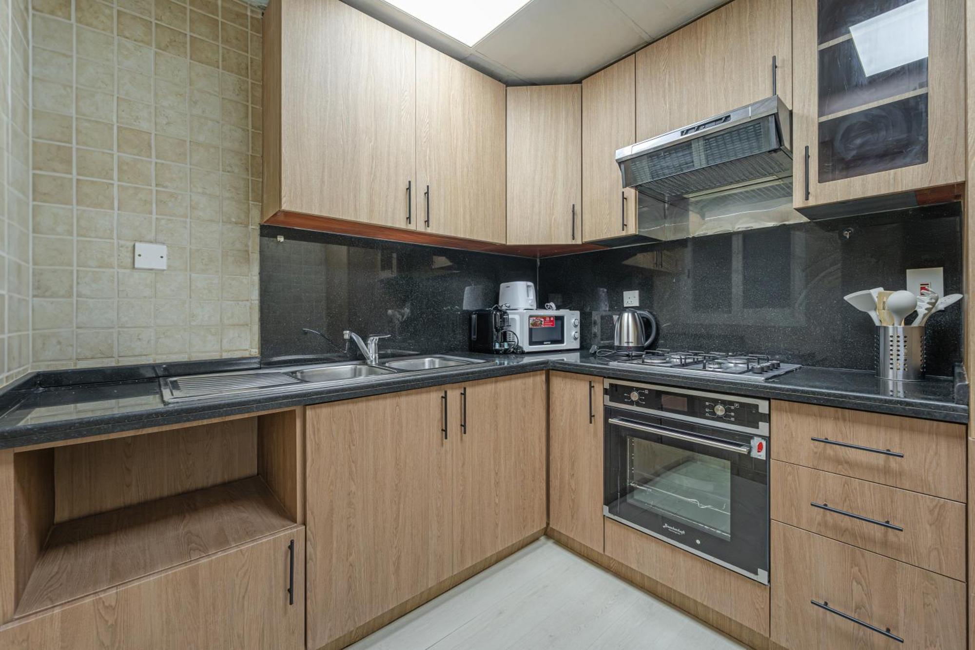 Savis Homes- Modern & Stylish Marina View Apartment