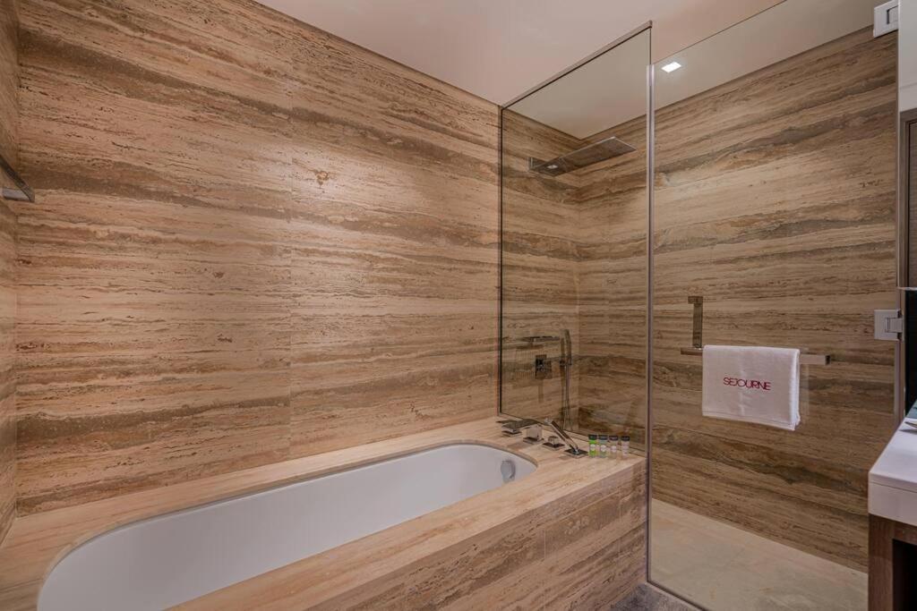 #43 Spacious 1br In Sterling Tower Business Bay Dubai