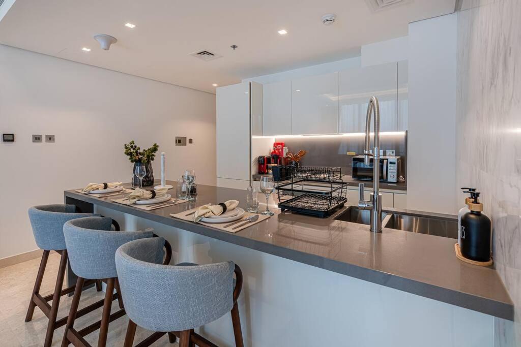#43 Spacious 1br In Sterling Tower Business Bay