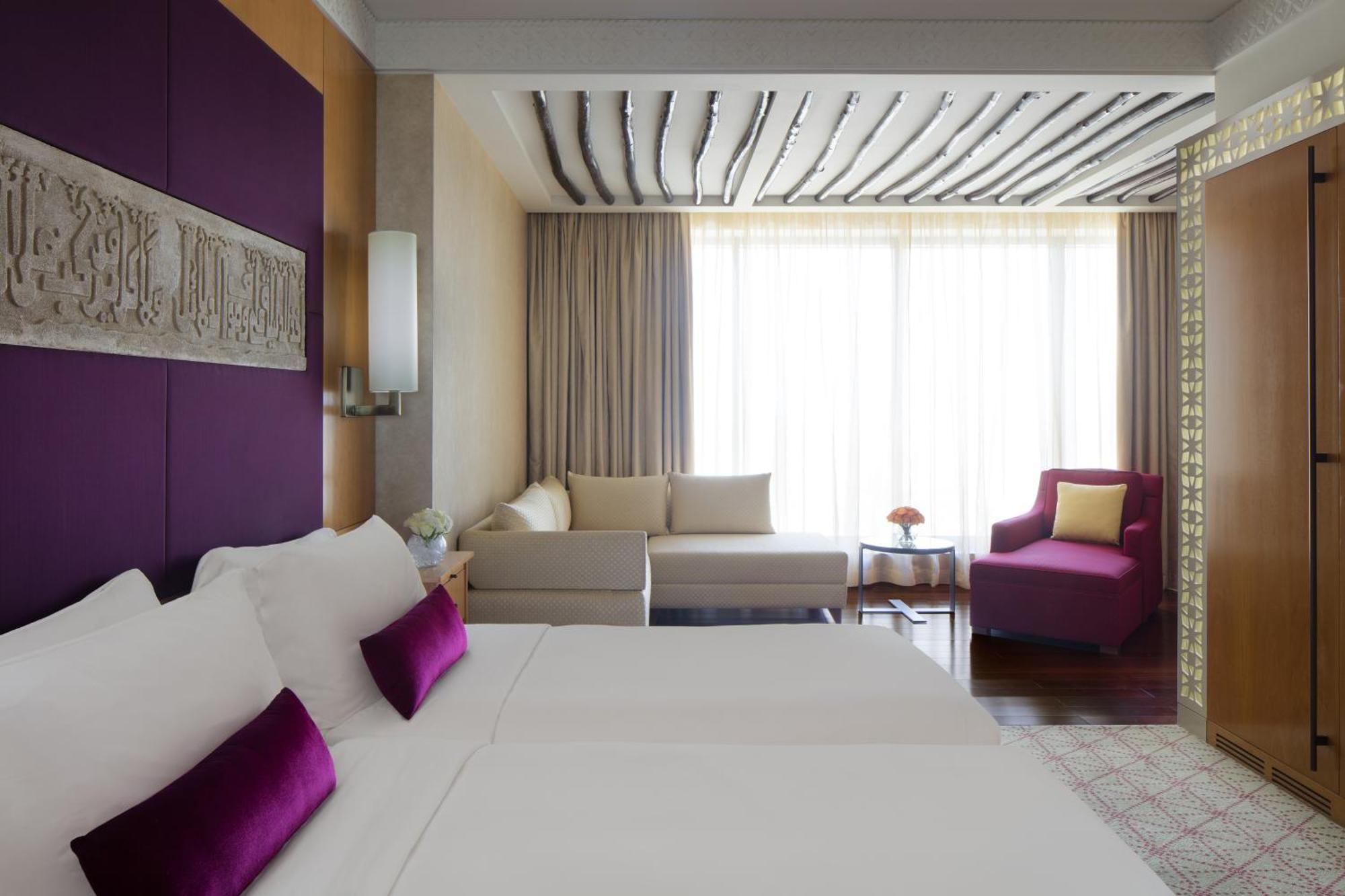 Hotel The H 5*