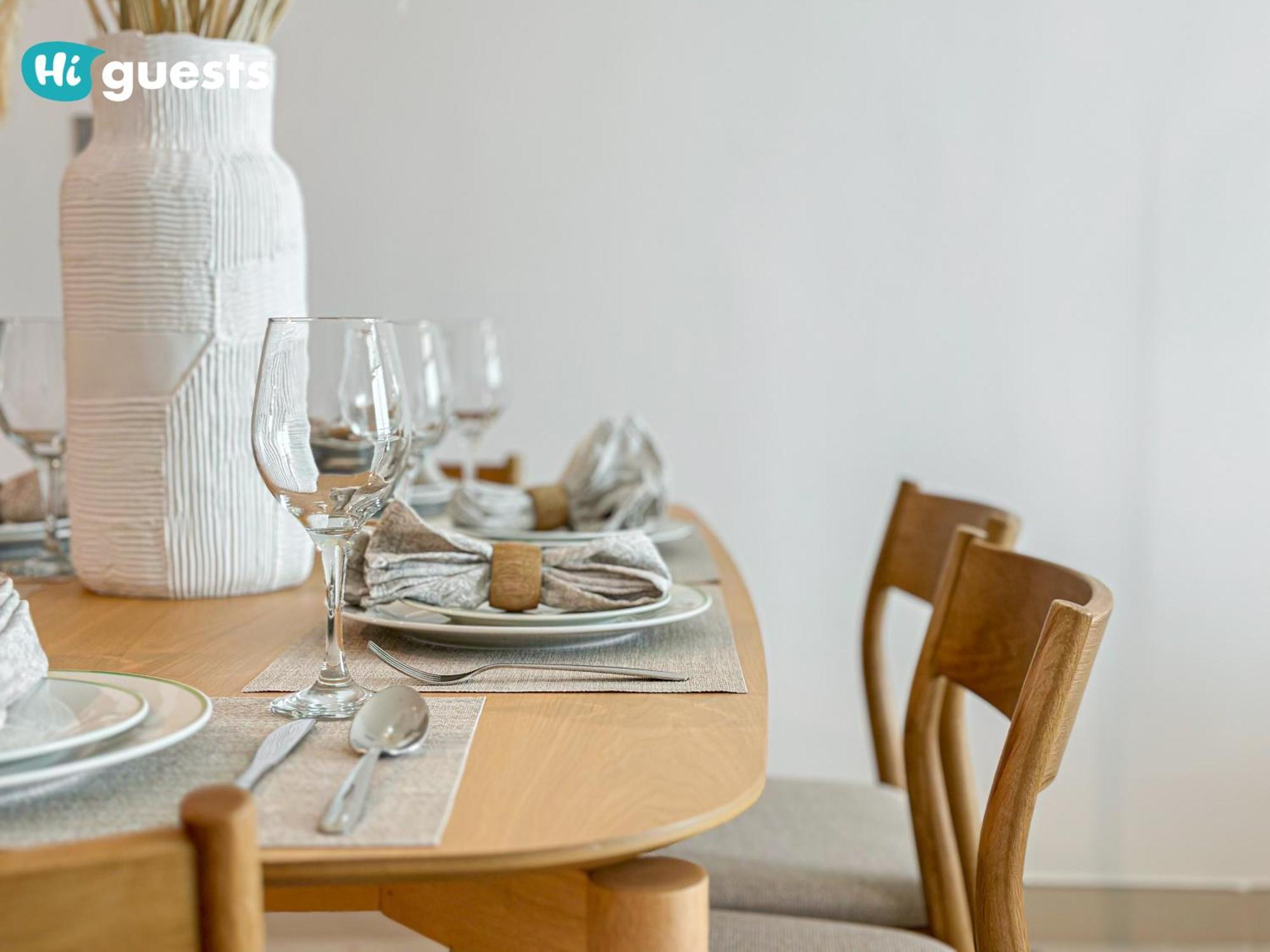 Apartment Higuests - Premier Beachfront Stylish 2br Maid