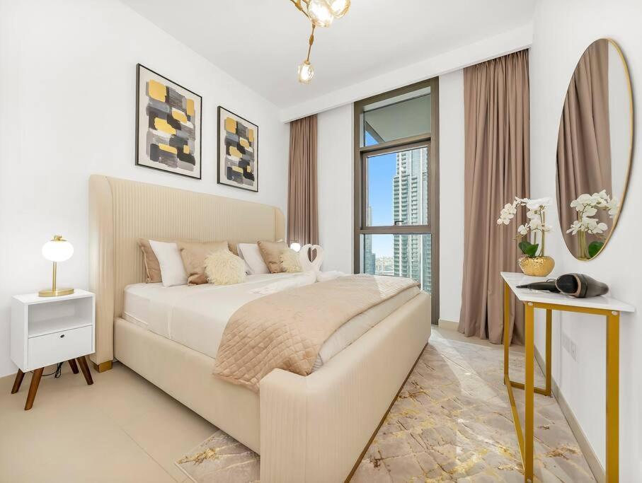 Luxury One Bedroom With Full Burj Khalifa View & Fountain View By Delujo Apartment