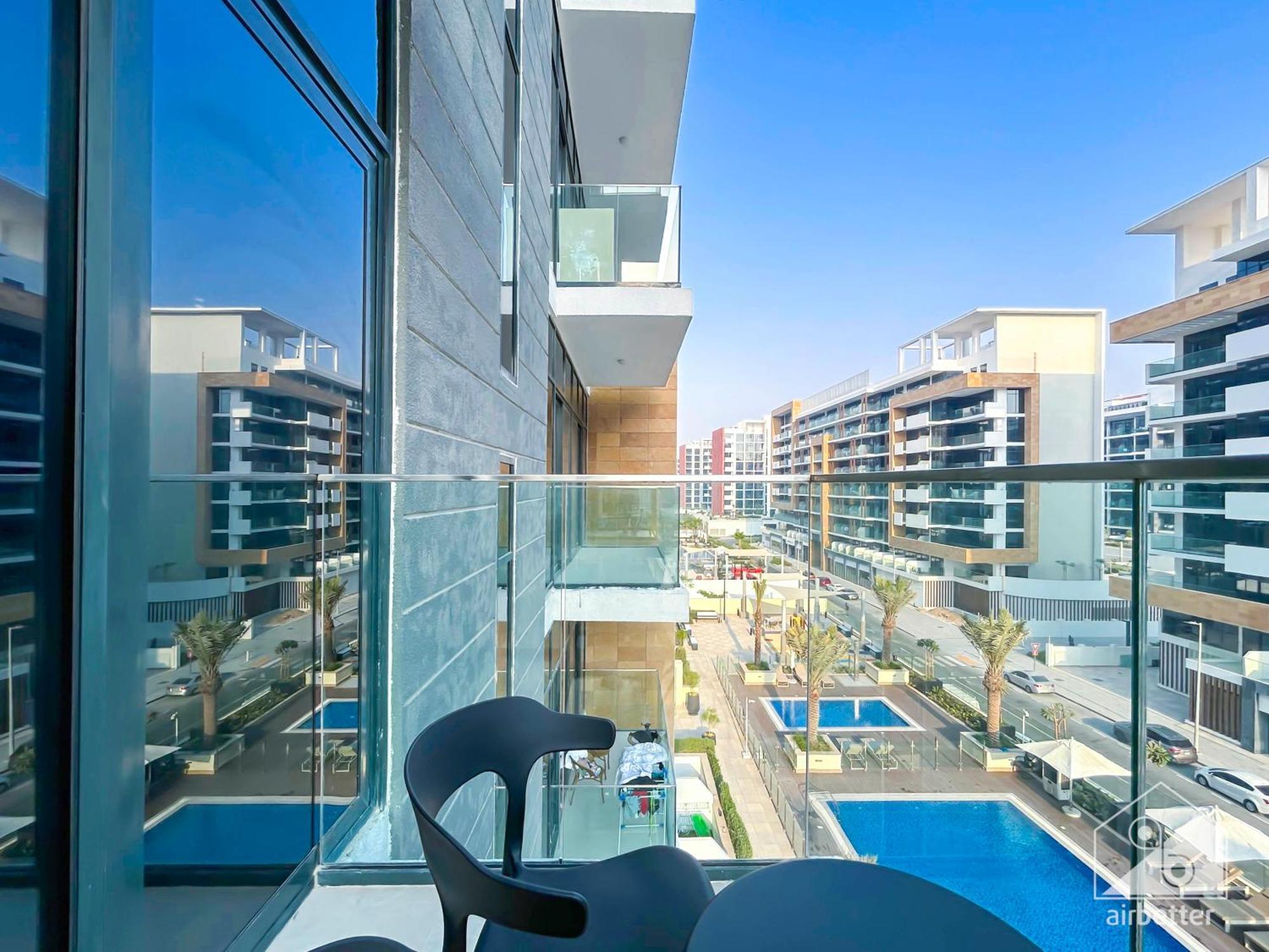Bright & Airy With Balcony In Azizi Riviera Apartment