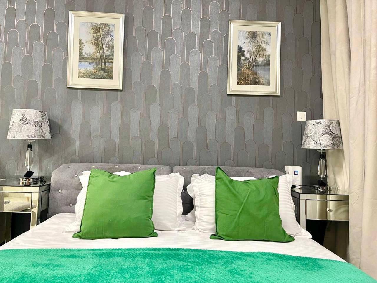Apartment Amazing In The Crescent A Tower Impz *