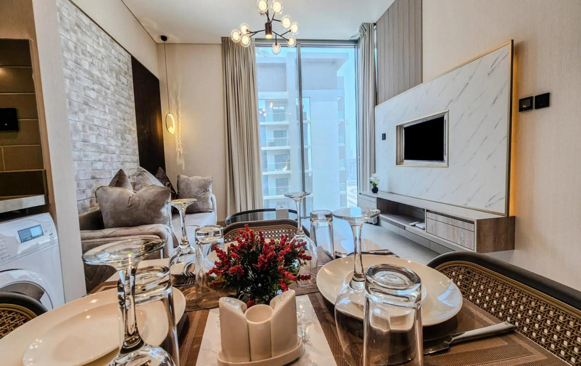 Beautiful Close To Burj Khalifa Apartment *