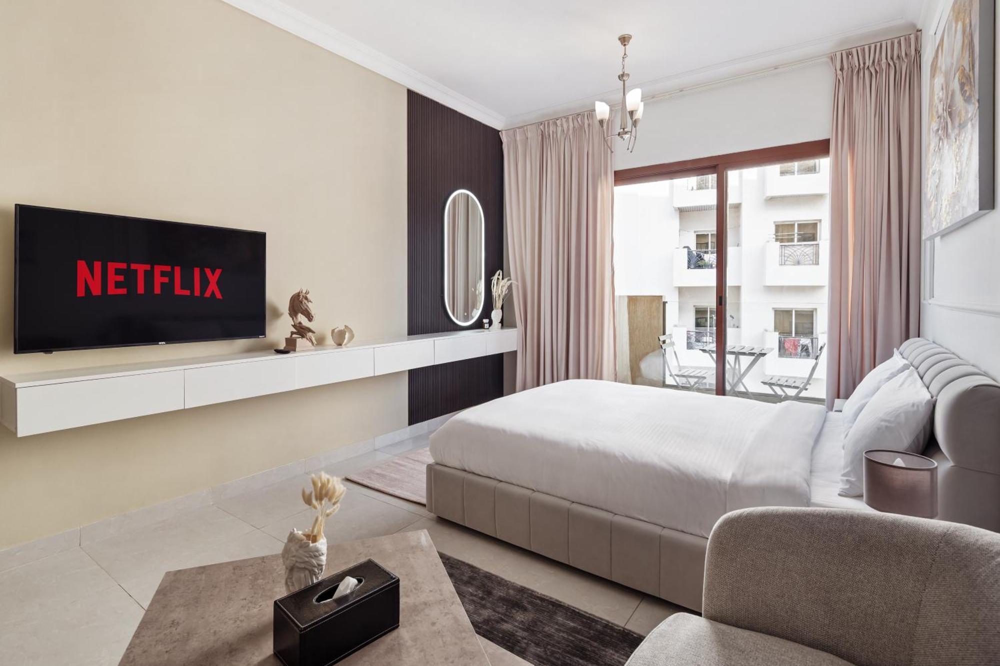 Apartment Contemporary With Amazing Amenities