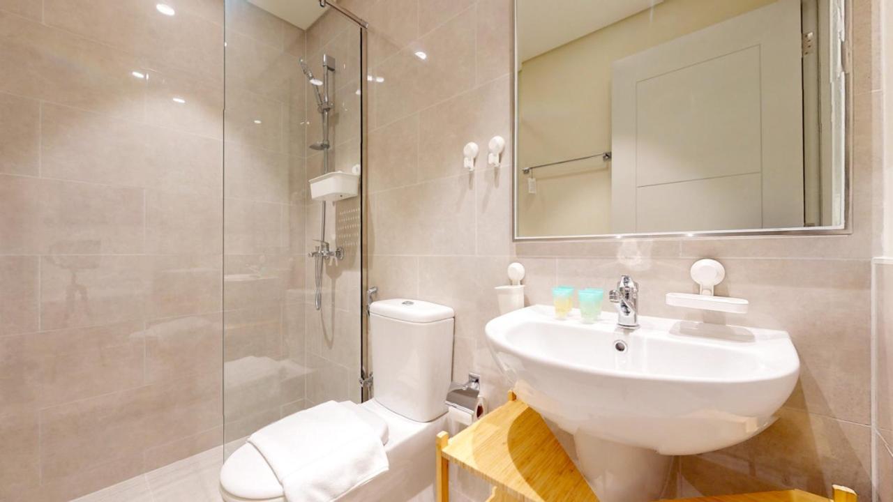 Tower 1 - Chic Three Bedroom With Downtown Views Apartment Dubai