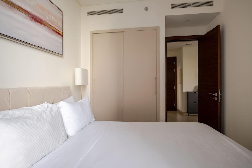 Apartment Modern Sobha Building Partial Burj Khalifa View *