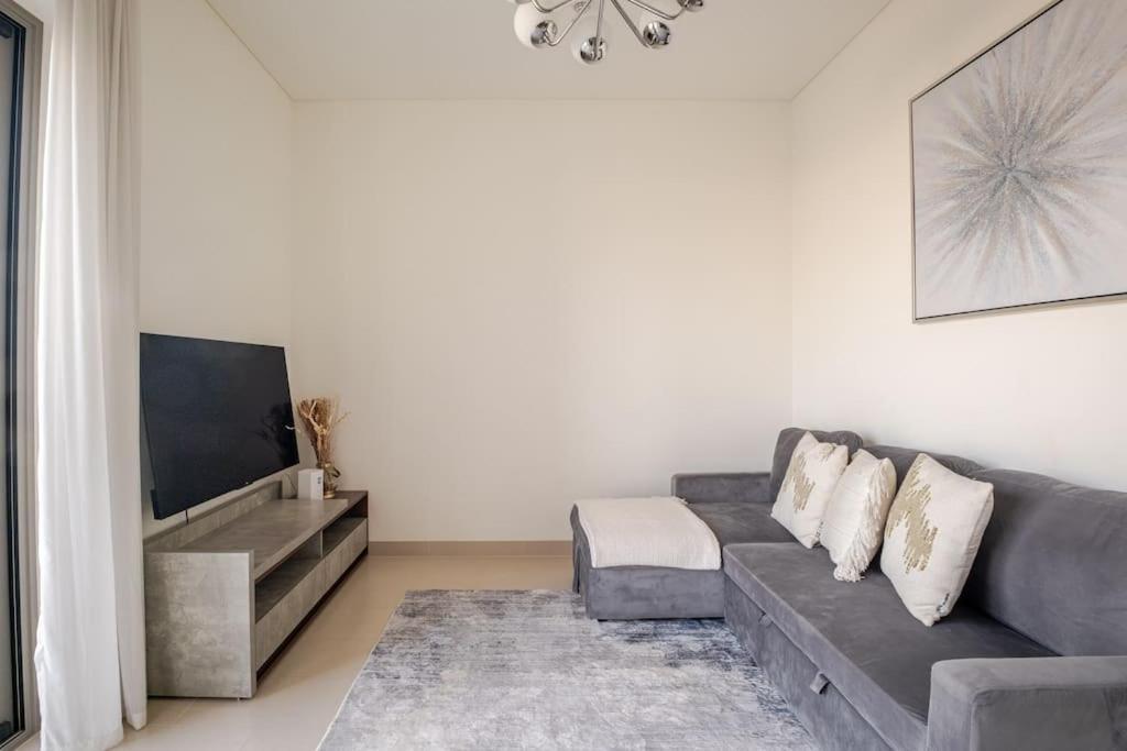 Apartment Modern Sobha Building Partial Burj Khalifa View