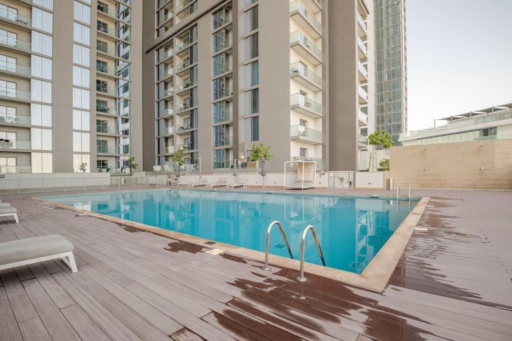 Modern Sobha Building Partial Burj Khalifa View Apartment *