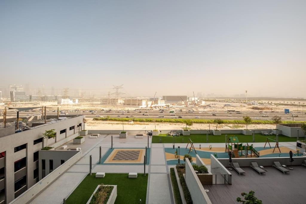 Apartment Modern Sobha Building Partial Burj Khalifa View Dubai