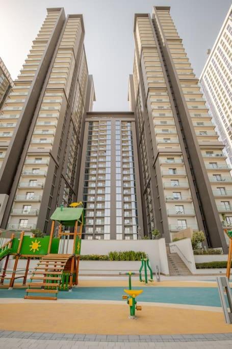 Apartment Modern Sobha Building Partial Burj Khalifa View Dubai