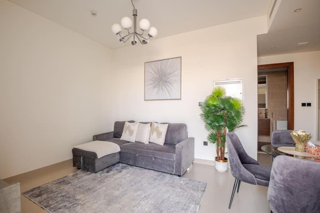 Modern Sobha Building Partial Burj Khalifa View Apartment *