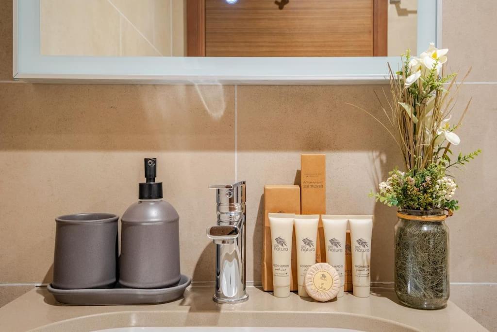 Apartment Modern Sobha Building Partial Burj Khalifa View Dubai