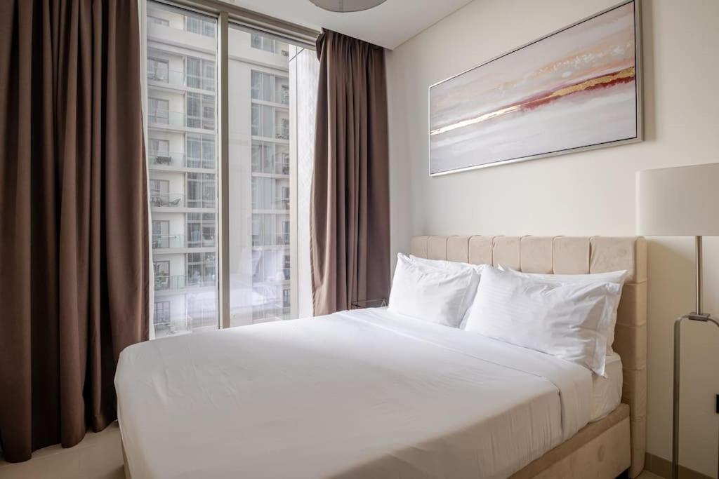 Apartment Modern Sobha Building Partial Burj Khalifa View Dubai