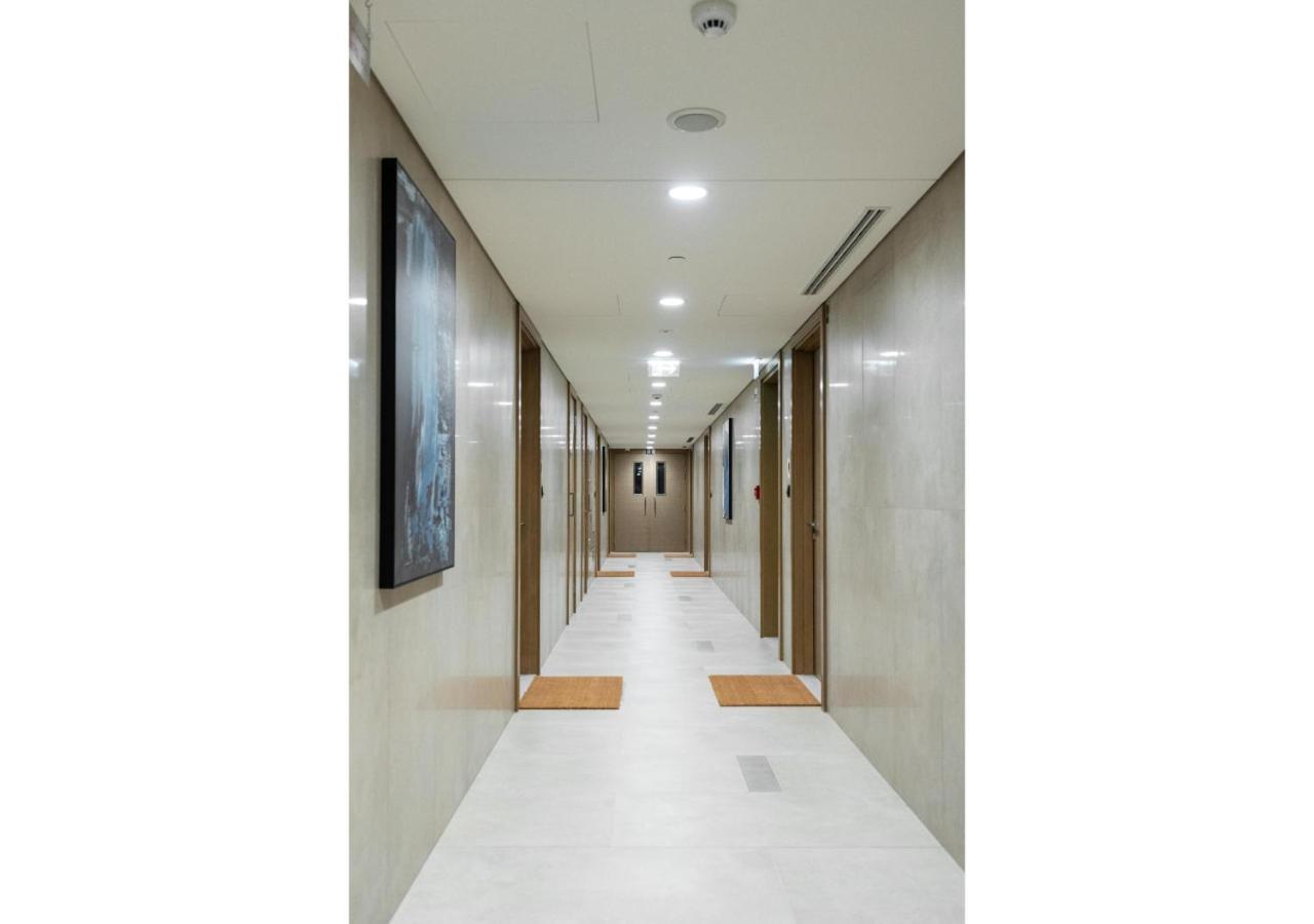 Daire Charming 1br With Cozy Balcony At Sobha Waves By Vibel Dubai