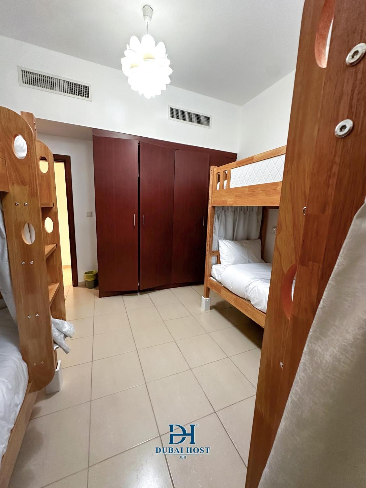 Host - Beach Jbr