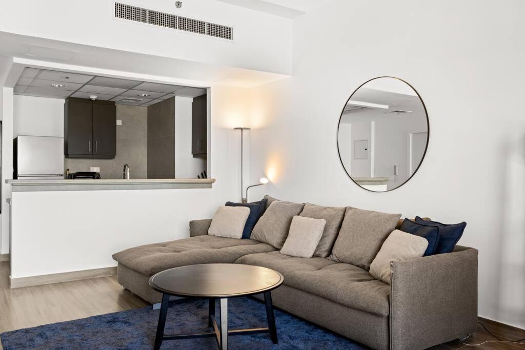 Full Sea View - Spacious & Newly Renovated In Jbr Apartment *