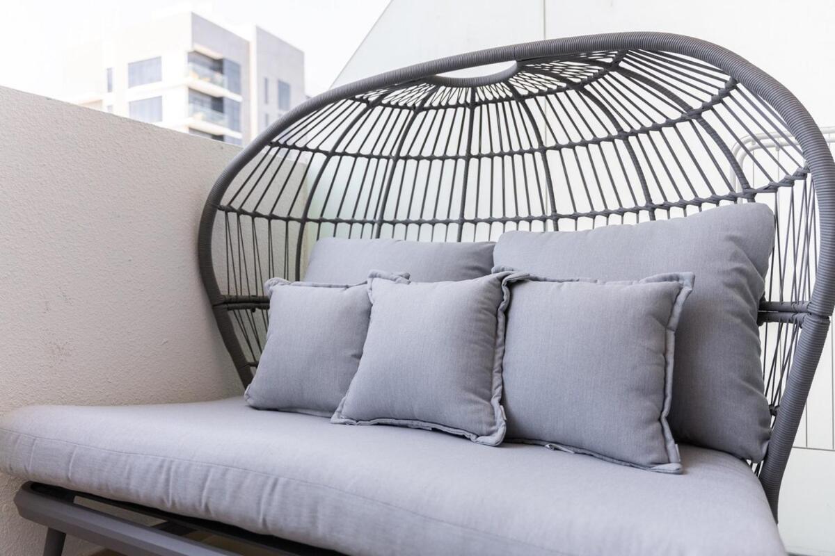 Daire Elegant Near Business Bay Modern Comfort With Balcony Views Dubai