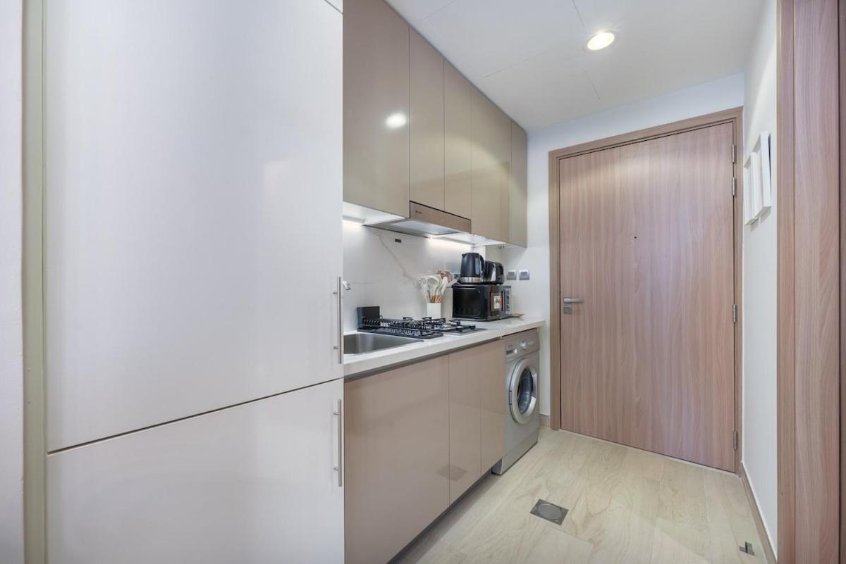 Elegant Near Business Bay Modern Comfort With Balcony Views Dubai