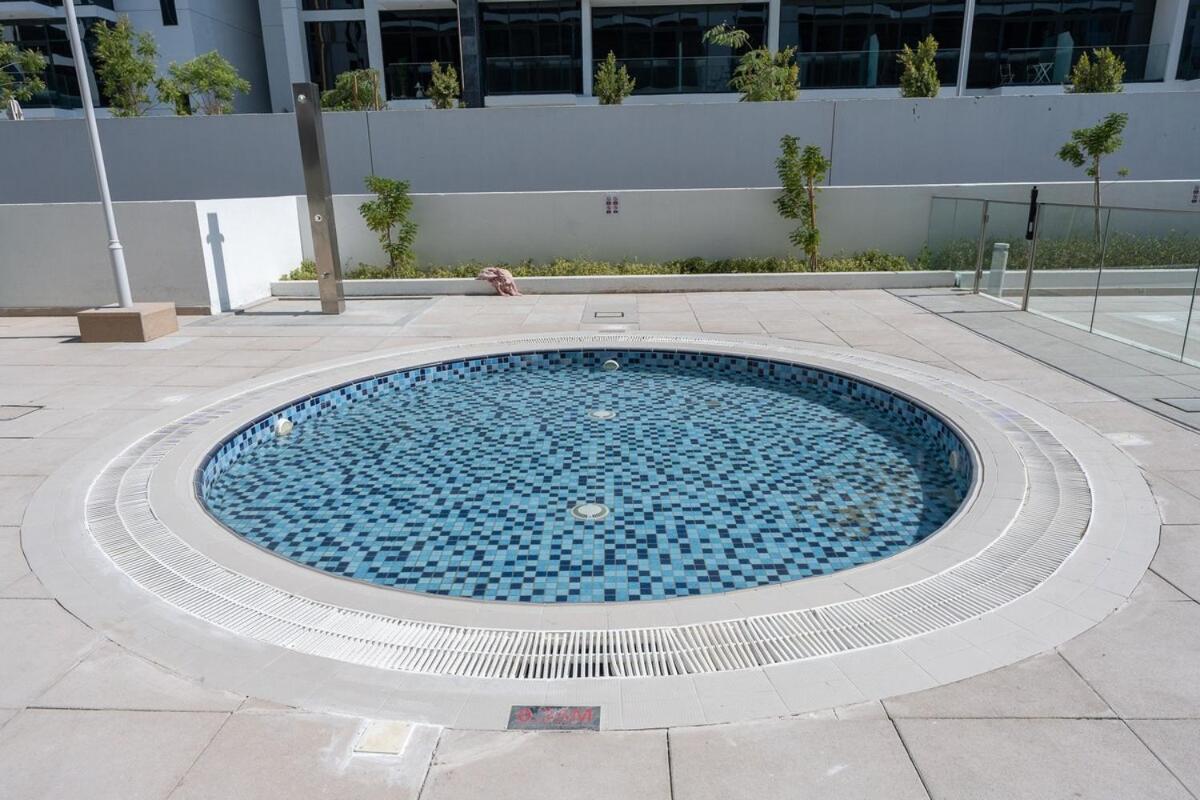 Daire Elegant Near Business Bay Modern Comfort With Balcony Views Dubai