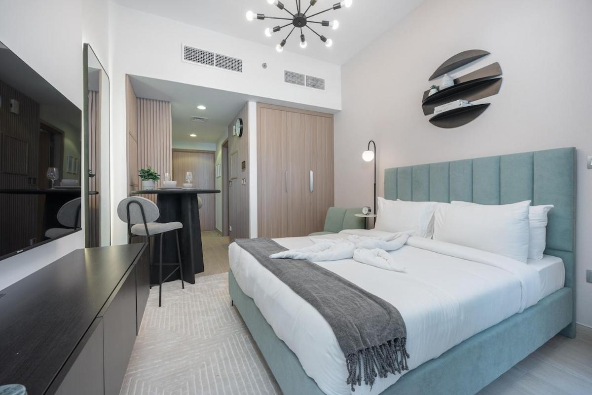 Daire Elegant Near Business Bay Modern Comfort With Balcony Views