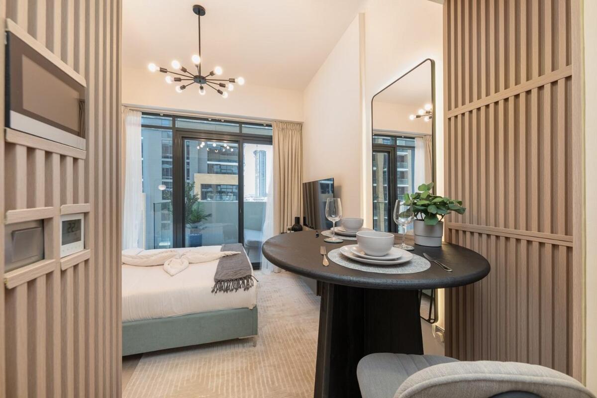 Daire Elegant Near Business Bay Modern Comfort With Balcony Views