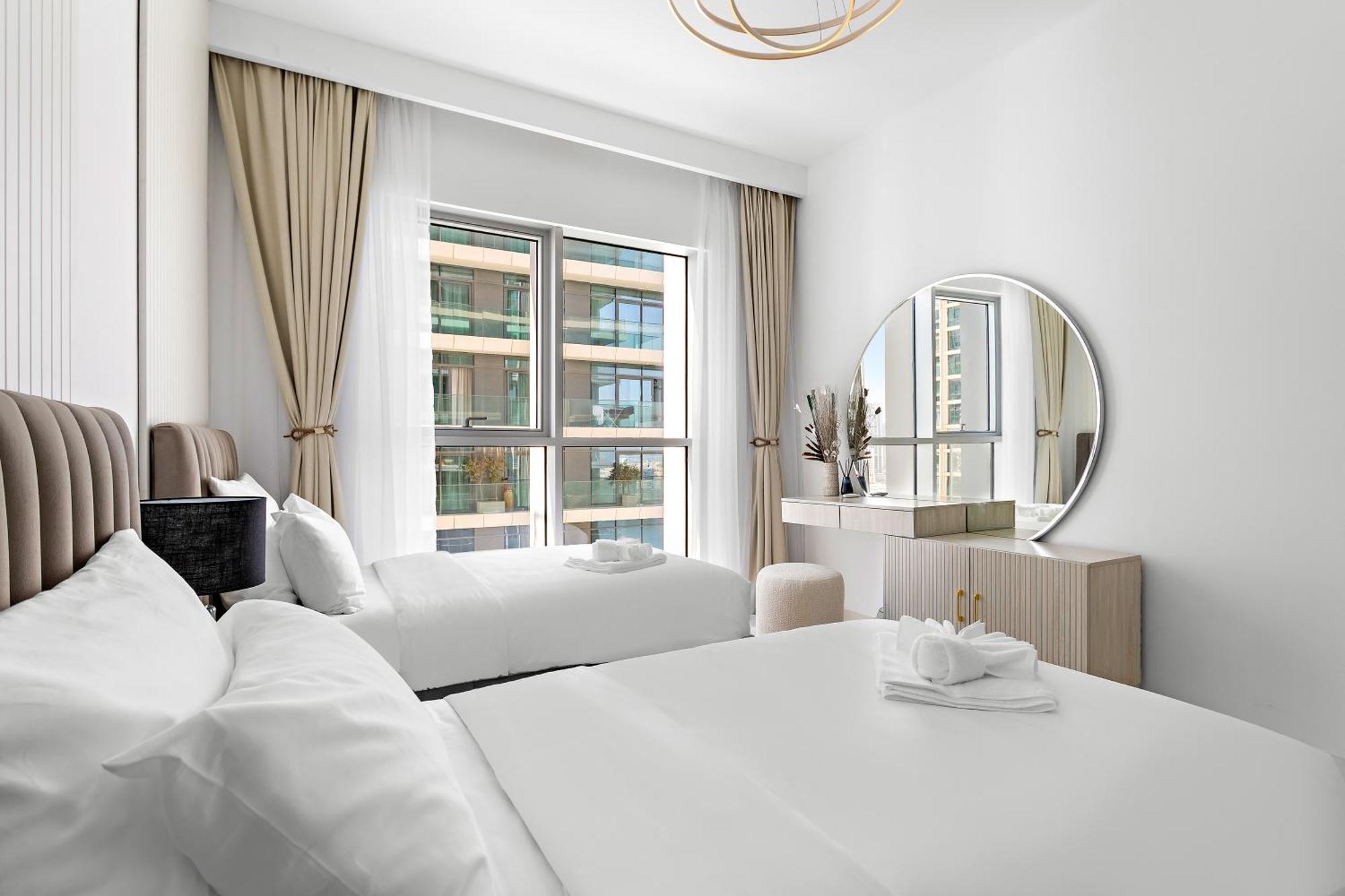 Luxury Emaar Beachfront Beach Isle 1 Apartment Dubai