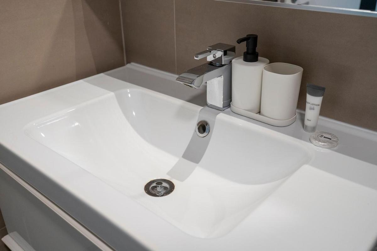 Warm 2-bedrooms With Modern Kitchen Interior In The Greens! Dubai