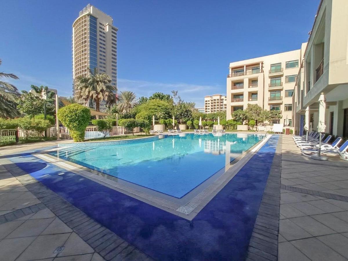 Warm 2-bedrooms With Modern Kitchen Interior In The Greens! * Dubai