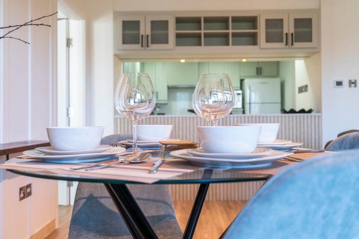 Warm 2-bedrooms With Modern Kitchen Interior In The Greens! * Dubai