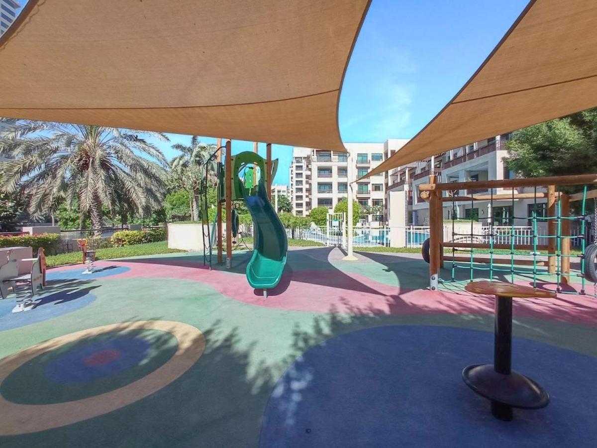 Apartment Warm 2-bedrooms With Modern Kitchen Interior In The Greens!