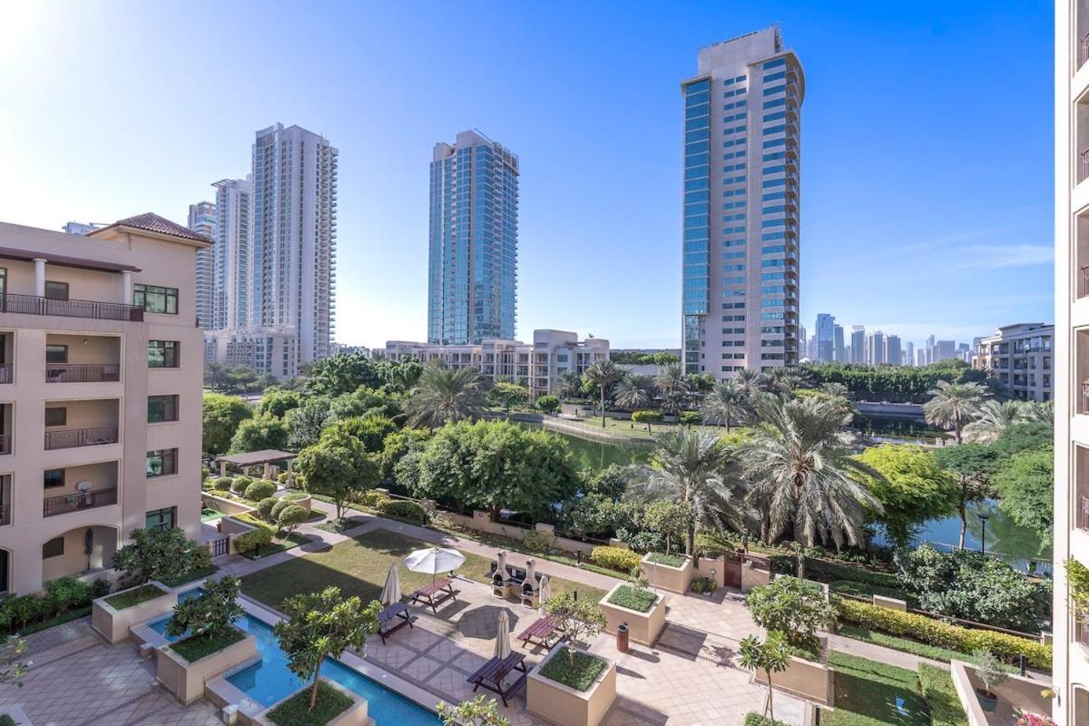 Apartment Warm 2-bedrooms With Modern Kitchen Interior In The Greens! Dubai
